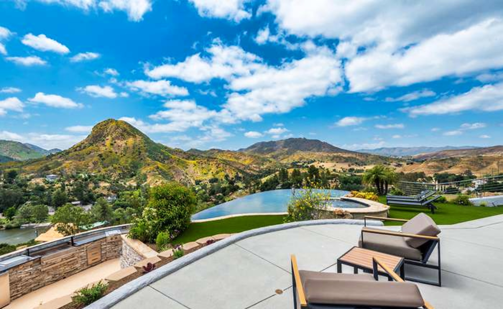 Terrace overlooking the mountains and pool
